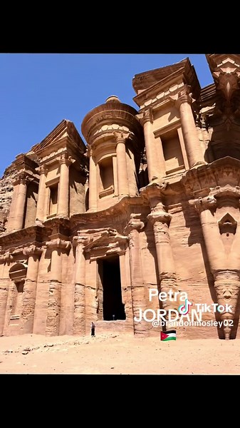 Petra was amazing, definitely ALOT of walking. But I most definitely loved the experience. Can’t believe its been a year already! #Jordan #Petra #🇯🇴
