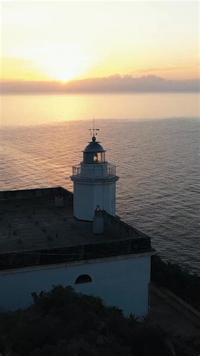Incastonato sulle scogliere selvagge del Comune di Marciana, lungo la scenografica Costa del Sole nei pressi di Patresi, il Faro di Punta Polveraia vigila solitario sul mare. ✨ Un luogo dove il bianco della torre contrasta con il blu dell'orizzonte e il verde della macchia mediterranea. Qui il silenzio è interrotto solo dal vento e dal frangersi delle onde, regalandoci uno dei punti panoramici più autentici e suggestivi di tutta l'Elba occidentale. 🌬️⚓ 🎥 Reel by Daniele Fiaschi #IsolaDElba #Vi