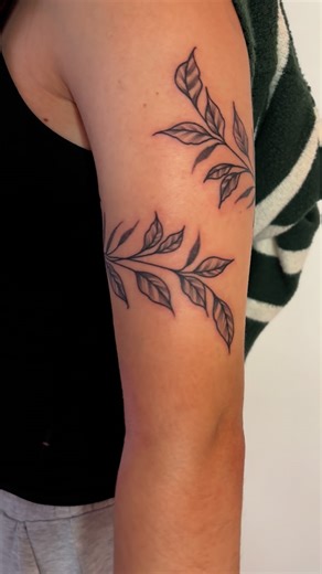 madi jo on Instagram: "look familiar? yes! Sierra and Kaiya both came in for matching but not matching vine wrap arounds! Each fitted to them and their own anatomy! Super cool how they are matching but yet hold their own sparkle!✨ @rosecuttertacoma #wraparoundtattoo #vinetattoodesign #tacomawa #seattlewa #femaletattooartist #tattoos"