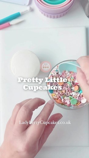 🧁🎀 Pretty little cupcakes… I love making these for my clients. Yass I have added the mould to my Amazon shop for you 😘 ⭐️ You can learn with me how to make beautiful cupcakes with the online Cupcake Classes, book Private Tuition or join the group classes over at www.ladyberrycupcakes.co.uk #CupcakeArtist #CupcakeDesigner #CupcakeClass #CupcakeClasses #CupcakeDecoratingClasses #CupcakeParties #CupcakeDecoratingParties #FondantCupcakes #PrettyCupcakes #CupcakesOfInstagram #InstaCupcake #cupcake