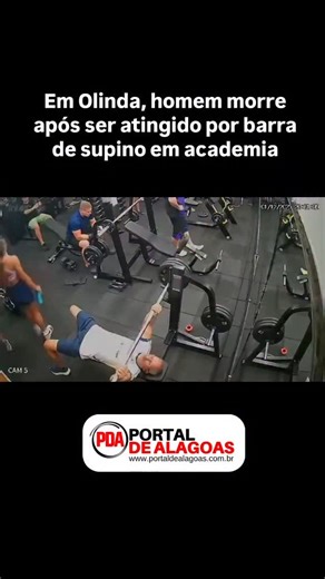 PORTAL DE ALAGOAS on Instagram: "Em Olinda, homem morre após ser atingido por barra de supino em academia Um homem morreu, nesta terça-feira (2), após ser atingido por uma barra de ferro enquanto executava o exercício de supino em uma academia de Olinda, Grande Recife. O acidente aconteceu na última segunda-feira (1). Na imagem registrada pelas câmeras de segurança, é possível ver Ronald José Salvador, de 55 anos, se exercitando, quando a barra escorrega de sua mão e cai sobre seu tórax. O homem