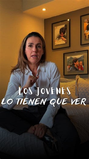 Rosy Sandoval | Mentora & Consteladora on Instagram: "Mientras otros salen de fiesta, una madre le dice a su hijo: “Quédate. No porque la fiesta sea mala, sino porque tu futuro es más importante.” Y es ahí donde todo cambia. No salir una noche no te quita nada. Pero aprovechar ese tiempo para aprender, construir, entrenar tu mente y trabajar en ti… eso te lo da todo. Las fiestas van a seguir ahí. El alcohol, las distracciones, la gente vacía… no se van a ir. Pero el tiempo, la energía y las opor