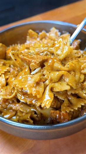 One Pan Brown Chicken Alfredo😍 This is how we'll enter 2026!🎊 With a delicious, generous and easy recipe🔥 Everyone loves Alfredo pasta so trust us, you will LOVE this brown chicken Alfredo recipe! 🤤 Ingredients: Chicken & Seasoning: 1 large chicken breast 1 tbsp olive oil ½ tsp smoked paprika, garlic powder, onion powder, dried oregano, dried thyme ¼ tsp cayenne pepper (optional) Salt and black pepper, to taste Sauce & Pasta: 1 tbsp butter 1 medium shallot, finely diced 1 tsp smoked paprika