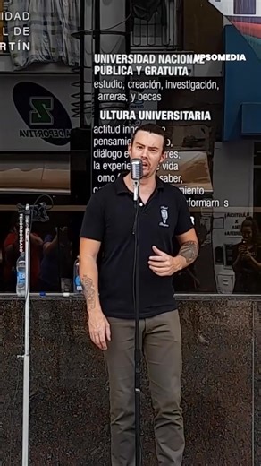 This man stole the spotlight from a street musician | Positive