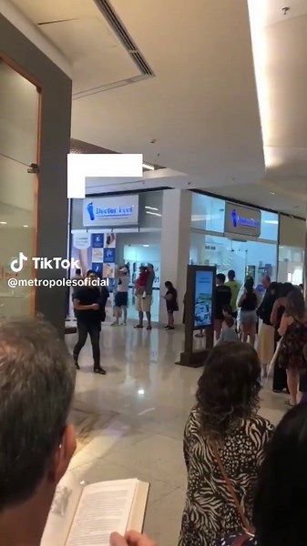 Mesmo faltando poucas horas para a chegada do novo ano de #2025, apostadores do #DistritoFederal fizeram filas nas #lotéricas nesta terça-feira (31/12), na esperança de ser o grande ganhador da #Megada Virada de 2024. O sorteio do #prêmio de R$ 600 milhões será realizado hoje, às 20h. Em Águas Claras, o maquiador Leandro Rocon, 42 anos, conta que esperou cerca de 1 hora e meia na fila da lotérica de um dos shoppings da região para poder apostar no sorteio. A estratégia de Leandro para garantir o