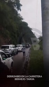 🚨 URGENTE: DERRUMBE CIERRA LA RUTA BERMEJO–TARIJA Un derrumbe de gran magnitud ocurrido cerca de las 02:30 de la madrugada, en el sector de la comunidad Flor de Oro, dejó inhabilitada la ruta Bermejo–Tarija. Enormes rocas y material pesado cubren la carretera, provocando el corte total del tránsito vehicular y dejando a la ciudad de Bermejo sin ingreso ni salida por esta vía. Se recomienda a la población y a los transportistas no intentar circular por el lugar y mantenerse atentos a la informac
