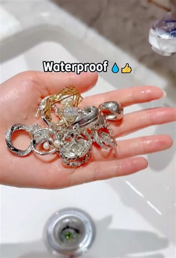 To address the issue of sterling silver's susceptibility to oxidation, we employ a three-layer environmentally friendly electroplating process in production, typically using rhodium or platinum plating, which significantly enhances the jewelry's oxidation resistance, wear resistance, and stability. This process has been validated in mass production over a long period, effectively ensuring consistency between product quality and the end-user wearing experience. #jewelryodm #sterlingsilver #sterli
