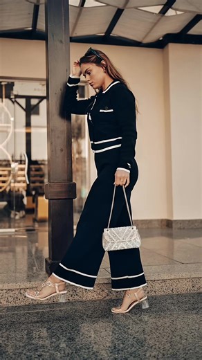 8 Stylish Poses for Women 📸