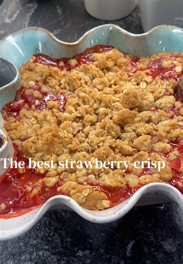 Do you have strawberries on hand and don’t know what to do with them? Try this strawberry crisp…You won’t regret it! 😋🤤 #strawberryrecipe #strawberrydessert #strawberrycrisp #homemadedesserts #summerdessert