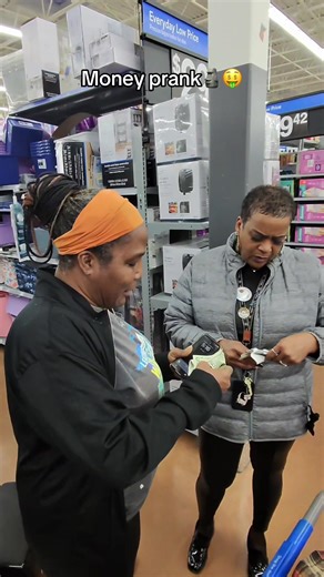 Did they pass ?#socialexperiment #viral #fyp #moneyprank #pov | prank