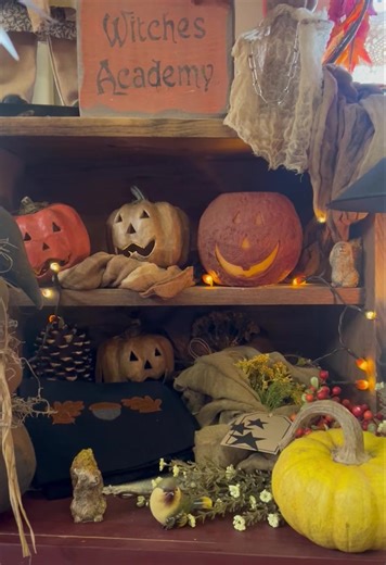 Good morning everyone! We still have some great fall and Halloween goodness at the shop! The handcrafted paper mache Jack O’Lantern pumpkins were a hit this season. The remaining ones are now 20% off, so if you need to add a little extra to your Halloween decor now’s the time! Hours on this Columbus Day weekend are today 10-5 and Sunday 12-4. I look forward to seeing you! 🎃🍂🐦‍⬛🍁🎃 | The Tole Booth