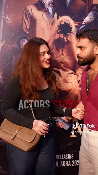 Zara Noor Abbas y Asad Siddiqui en la Premier de Deemak