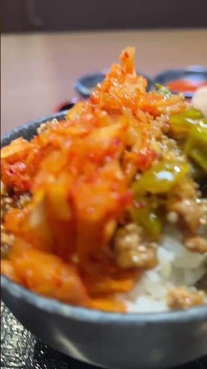分厚い赤身ステーキがご飯食べ放題で税込1000円！そぼろとキムチがヤバ旨い！#感動の肉と米