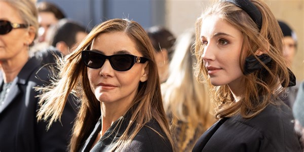 Vittoria di Savoia tra le star della fashion week di Parigi (con mamma Clotilde Courau)
