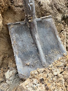 Dutch shovel with steps (Art. 23088) For over 125 years, we’ve been forging our own tools. Want to experience it yourself? Find a DeWit dealer near you. The DeWit Dutch shovel with steps (Art. 23088) is a robust and versatile spade, perfect for groundwork, paving, and landscaping. The 3/4 curved blade features a solid, fully welded step — strong, durable, and safe. Thanks to the ergonomic curved handle, the spade is ideal for both digging and scooping, combining power with comfort. The closed st