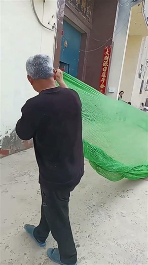 use big plastic net to catch the bird