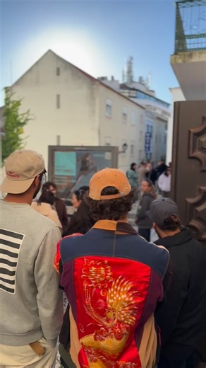 🌊 “Onde Nascem Gigantes” — Episódio 1 no cinema da Nazaré! Filmámos toda a estreia deste documentário épico: desde o momento de chegada ao cinema até ao brinde final no Farol, com um cocktail espetacular ao pôr-do-sol. Este episódio revela a preparação das lendas do surf de ondas grandes: @lucaschumbo @lauraloucrane @tonylaureano_ @lucasfink_, @vitorfariasurfer @laurachichorro @rodrigocoxa, @strodjy e @williamsantana_, @blanchefilmes @kiko___saraiva_ todos prontos para enfrentar a Praia do Nort