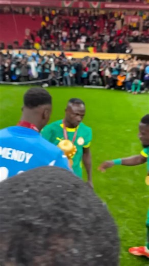 Sadio Mane doing the Hendo shuffle 🥹 Lifting another AFCON with Senegal as he was awarded the Player of the Tournament as well 🏆👏 One of the greatest African Players of all time. 🇸🇳👑 🎥 Via @equipe_nationale_du_senegal | LeosGoals