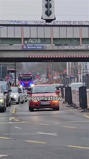 Einsatzfahrt der Feuerwehr Bochum: HLF20 und RTW