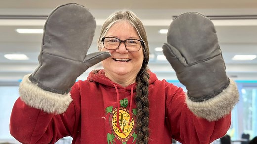 Leather and rabbit fur: see how traditional mittens are made