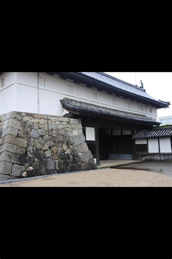 佐賀城（さがじょう）は、佐賀県佐賀市城内（肥前国佐賀郡）にあった日本の城。古名は佐嘉城。別名、沈み城、亀甲城。江戸時代初頭に完成し以降、外様大名の佐賀藩鍋島であった。 鎌倉時代から戦国時代にかけて、肥前の戦国大名龍造寺氏によって築かれた村中城が、慶長期に鍋島氏による拡張・改修により、現在の佐賀城の姿になった。 佐賀城は佐賀市の中心に位置し、城郭の構造は輪郭梯郭複合式平城である。幅50m以上もある堀は、石垣ではなく土塁で築かれている。平坦な土地にあるため、城内が見えないように土塁にはマツやクスノキが植えられている。城が樹木の中に沈み込んで見えることや、かつては幾重にも外堀を巡らし、攻撃にあった際には多布施川より送り込んだ大量の水によって本丸以外を水没させ敵の侵攻を防衛する仕組みになっていたことから、「沈み城」とも呼ばれてきた。また城郭と城下町の完成予想図と思われる「慶長御積絵図」とそれ以降描かれる現状を反映した城下絵図と比較すると、櫓数の削減や本丸及び二の丸の石垣の簡素化など異なる部分が多く、厳密には未完成の城である。 江戸時代には、城下と城内に掘割が縦横に張り巡らされ、生活用水に使用さ