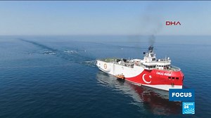 🇹🇷🇬🇷 Depuis l'envoi du navire turc Oruç Reis le 10 août dans la mer Égée, les tensions ne cessent de s'accroître entre la #Grèce et la #Turquie. À la recherche d'hydrocarbures, Ankara explore les fonds marins d'une zone maritime revendiquée par Athènes. Une décision contestée par la Grèce ⤵️ | FRANCE 24