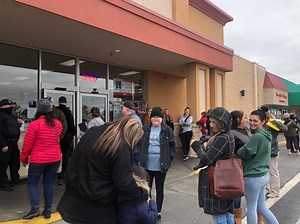 Group of maskless protesters invades 2 Kennewick stores