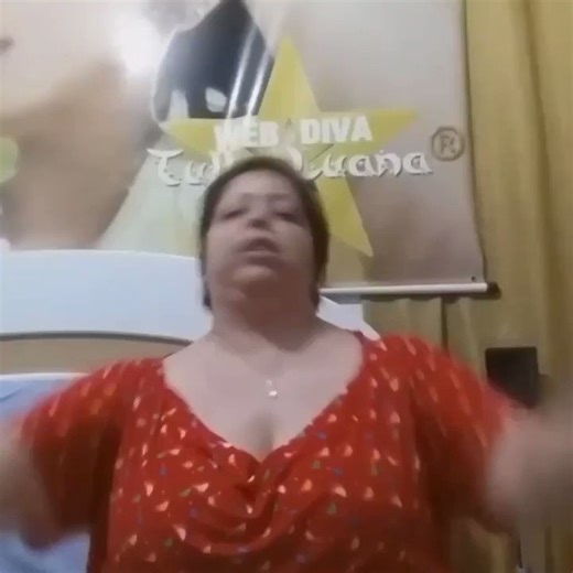 não aguento que a maior pop star em anos desfez sua imagem e agora quer usar sapatilhas, coque e roupas de senhora...