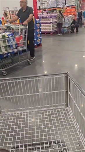 Arian Barboza on Instagram: "Al fin un pan sourdough de verdad en Costco: sin azúcar añadida, sin aceites de semillas y con un solo antioxidante (básicamente vitamina C). Mi salsa favorita para las carnes, mucho más asequible: coconut aminos. También encontré algunas opciones de chips y uno de los pocos cereales sin granos que sí le daría a mi hijo. Además, quesos de leche cruda de cabra y oveja. ⚠️ Ojo: no aptos para bebés, niños pequeños ni embarazadas por el riesgo bacteriano. En este caso, n