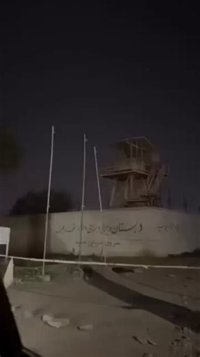 یک شهروند اهل میناب با ارسال این ویدیو و تصویر از وجود برجک نگهبانی در داخل مدرسه شجره طیبه، برایم نوشت: «من تازه بعد از ۴۶ روز به اینترنت وصل شدم. خدایی این شبیه به مدرسه است یا پادگان؟ برجک نگهبانی نیرودریایی سپاه درون حیاط مدرسه چه می‌کند؟ چرا باید درون پادگان، مدرسه بسازند و دختران معصوم را سپر انسانی کنند؟»