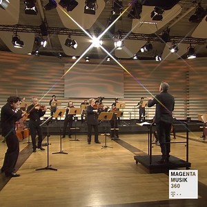Schwungvoll macht das Beethoven Orchester Bonn mit der achten Sinfonie weiter. Vögel und Schmetterlingsflügel hatte Beethoven im Sinn, als er diese Elfenmusik komponiert hat!🧚‍♀️🦋 Gute Laune garantiert: Kostenlos und auf Abruf bei MagentaMusik 360! | MagentaMusik