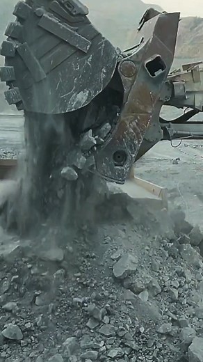 1.1M views · 10K reactions | Liebherr R 9350 Mega Loading Power in action! #Liebherr9350 #MiningExcavator #HeavyMachinery #BigMachines | Earthmover Legends | Facebook