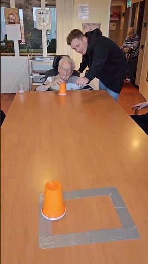 Joël: “Bewegen begint niet bij moeten, maar bij plezier!" 💛 #dementie #beweegplezier #ouderenzorg