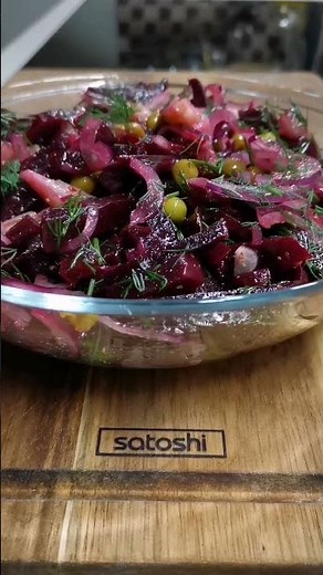 Салат с селедкой и свеклой. Муж готовит #Shorts