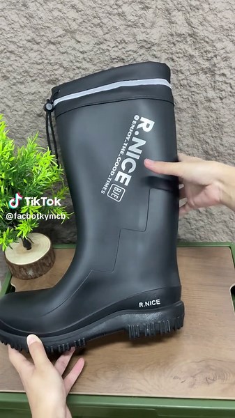 No more soggy feet, these rain boots make rainy days easy! #WaterproofBoots #RainyDayStyle #TikTokShopFallDealsForYou