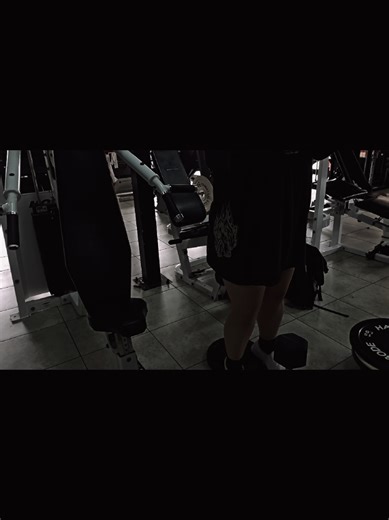 🔥🔥🔥 trust when I say this following quad workout: pyramid method for leg extensions (heaviest weight to to lightest, from bottom to top 5-10 reps each weight set!) then superset with weighted or body weight goblet squats 🔥🔥🔥🔥🔥all together i finish with 3 sets. yeahhhhh ik its alot of leg extensions lol 😆 but I love it 🖤
