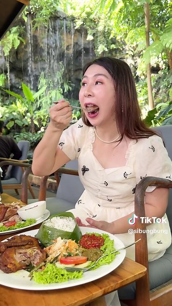 Review The Waterfall Resto Godong Ijo: Makan di Bawah Air Terjun & Mancing Ikan Monster!