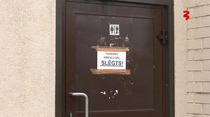 Zolitūdes dzelzceļa stacijā ilgstoši nedarbojas labierīcības - savas dabiskās vajadzības nevar nokārtot ne pasažieri, ne darbinieki. Kāpēc jau mēnesi tualete stacijā ir slēgta un vai šo problēmu kāds risina? Skatieties šovakar pulksten 19.10! | Bez Tabu