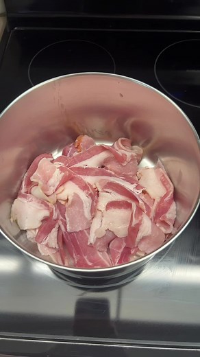 Cooking bacon in a pot/deep frying bacon. It works!!! | bacon in a pot