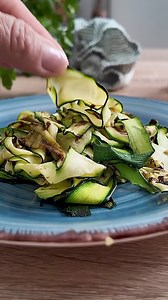 16K views · 74 reactions | Con questo trucchetto le puoi grigliare solo da un lato 朗 non ti serve più girarle Ecco la ricetta https://blog.giallozafferano.it/cucinanonnavirgi/zucchine-grigliate/ | Tutti a tavola con Cinzia | Facebook