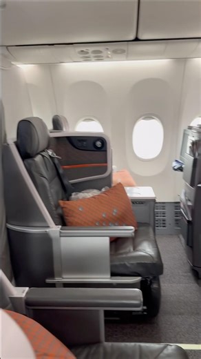 Singapore Airlines Business Class on B737-8 - Only 12 seats