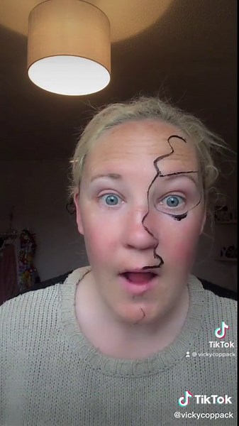 Hey guys #fyp #makeup #creativemakeup #makeuptransformation #alienmakeupinspired #featureme