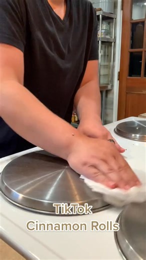 9.3K views · 291 reactions | 襤 My spin on the #viral #tt #cinnamonrolls #cinnamonrollhack #tiktokmademedoit #foodhack #hack #yum #thankyoutiktok #caramelpecancinnamonrolls | Kitchentool | Facebook