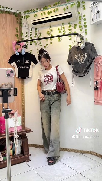 Stylish Crop Top and Baggy Jeans Outfit Ideas