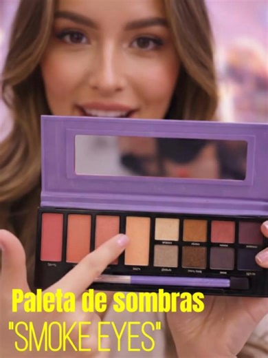 ✨🔥 ¡Logra una mirada intensa y cautivadora con nuestra paleta de sombras para efecto Smoky Eyes! 🔥✨ Si amas los looks profundos, elegantes y llenos de actitud, esta paleta es para ti 😍🖤 Incluye tonos negros, grises y cafés perfectamente pigmentados para difuminar con facilidad y crear ese degradado profesional que todas aman 💨🎨 Ideal para maquillaje de noche, eventos especiales o para elevar tu estilo diario 💃🌙 Su textura suave se mezcla sin esfuerzo y su larga duración mantiene tu mirad
