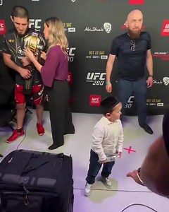 Hasbulla kicks during an interview | Hasbulla Army