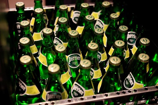 Scandale des eaux en bouteille : Perrier menacé de disparaître en tant qu’« eau minérale naturelle »