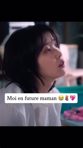 🎬 When Life Gives You Tangerines (2025) – Cette scène émotive illustre parfaitement la maternité réaliste et le travail émotionnel que représente l’éducation des enfants, un thème souvent exploré dans les dramas coréens contemporains. Contrairement aux représentations idéalisées, on y ressent la fatigue et le désespoir brut des mères face au chaos domestique. La nourriture renversée (probablement du bap ou du riz mélangé) ancre la scène dans le quotidien des familles coréennes, et l’effondremen