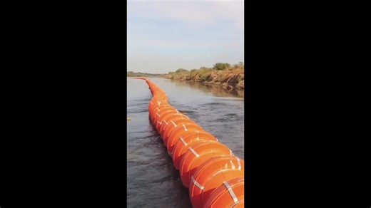 🔴 ESTADOS UNIDOS INSTALA "BARRERAS FLOTANTES" EN EL RÍO BRAVO; EXHORTAN A NO CRUZAR LA FRONTERA La Embajada de Estados Unidos en México dio a conocer la instalación de barreras flotantes a lo largo del río Bravo, a fin de detener los cruces ilegales al país. En sus redes sociales, la embajada colocó un video donde se observan decenas de barreras colocadas sobre el agua, agregando la canción "Down by the riverside" de Willie Jones. Además, lanzó un mensaje a aquellos que buscan cruzar la fronter