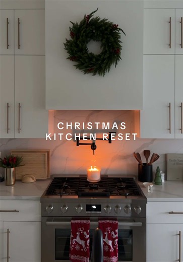 a few little Christmas additions to make the kitchen more cozy 👨🏻‍🍳🌲 #kitchenreset #christmasdecor #christmastok #christmastiktok